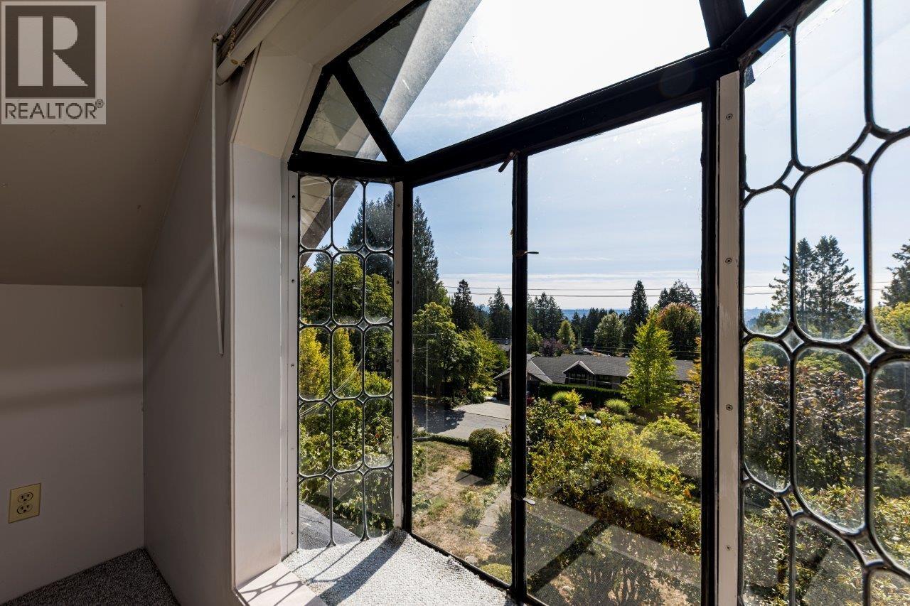 350 E WINDSOR ROAD, North Vancouver