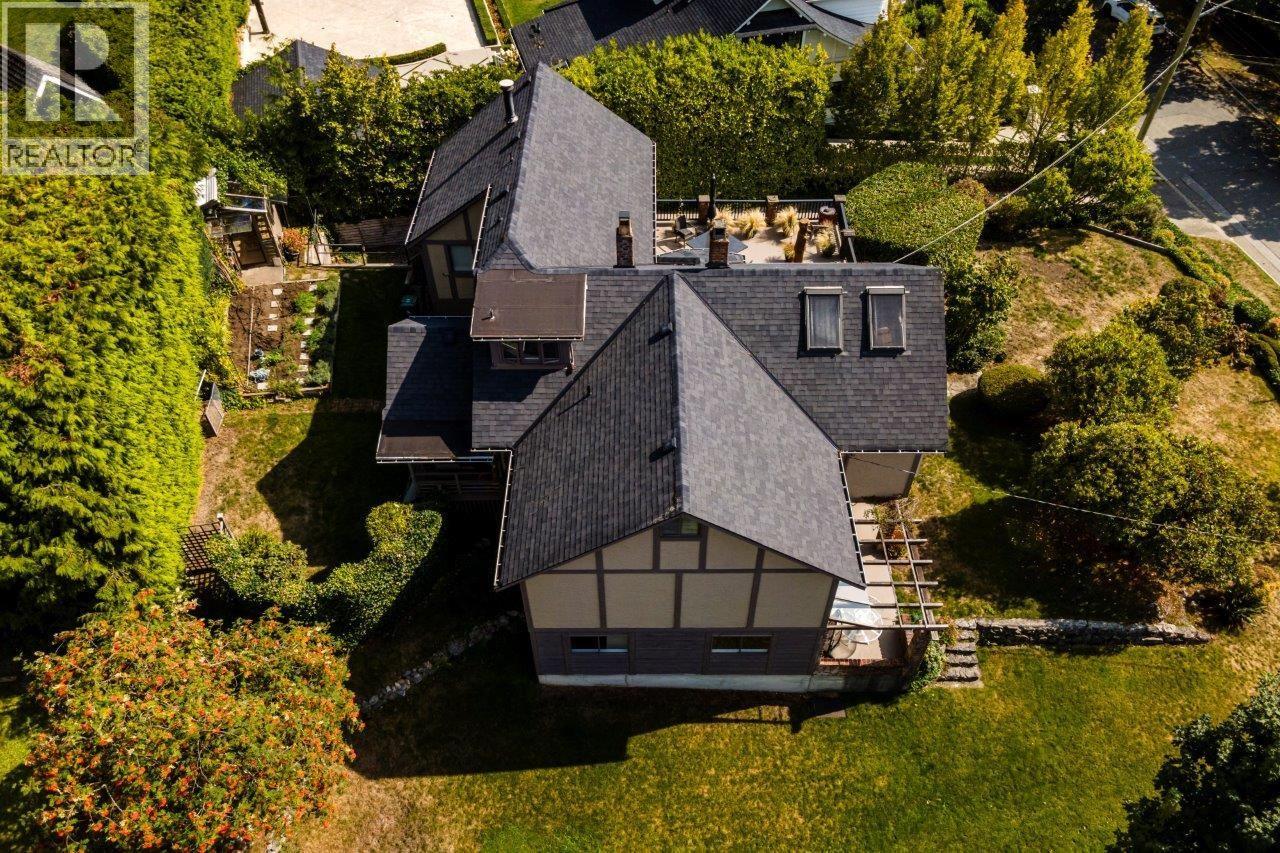 350 E WINDSOR ROAD, North Vancouver