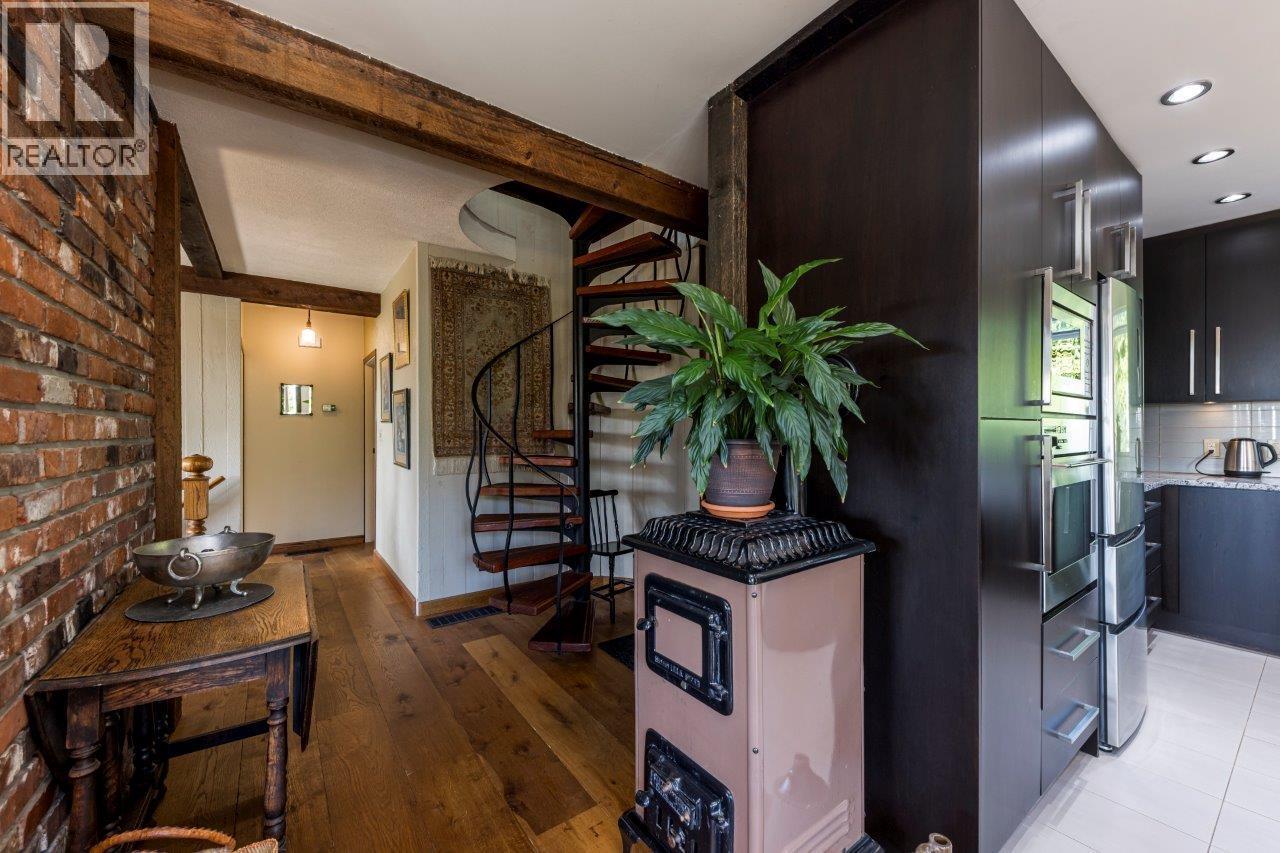 350 E WINDSOR ROAD, North Vancouver