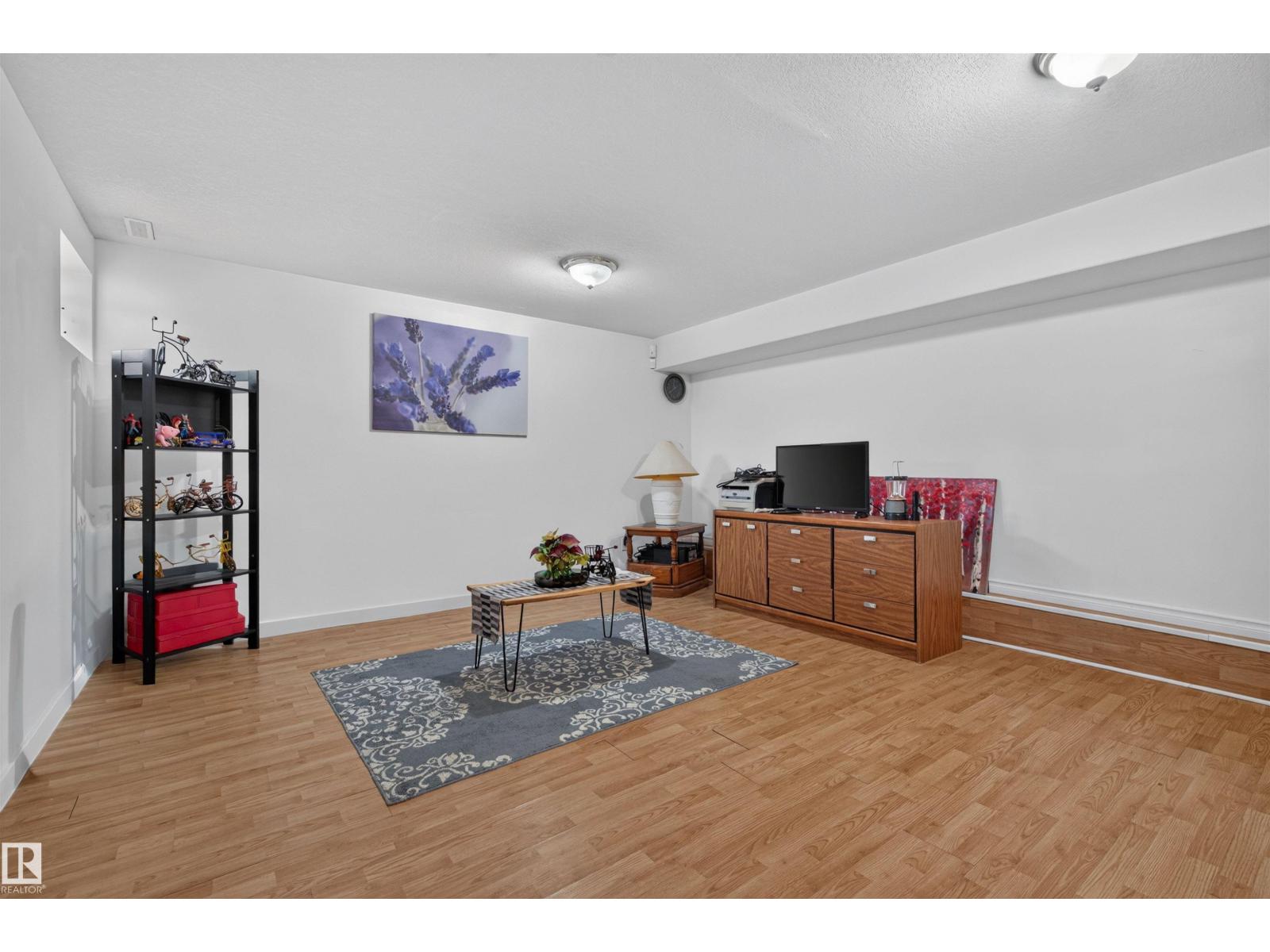 11549 82 ST NW - 19