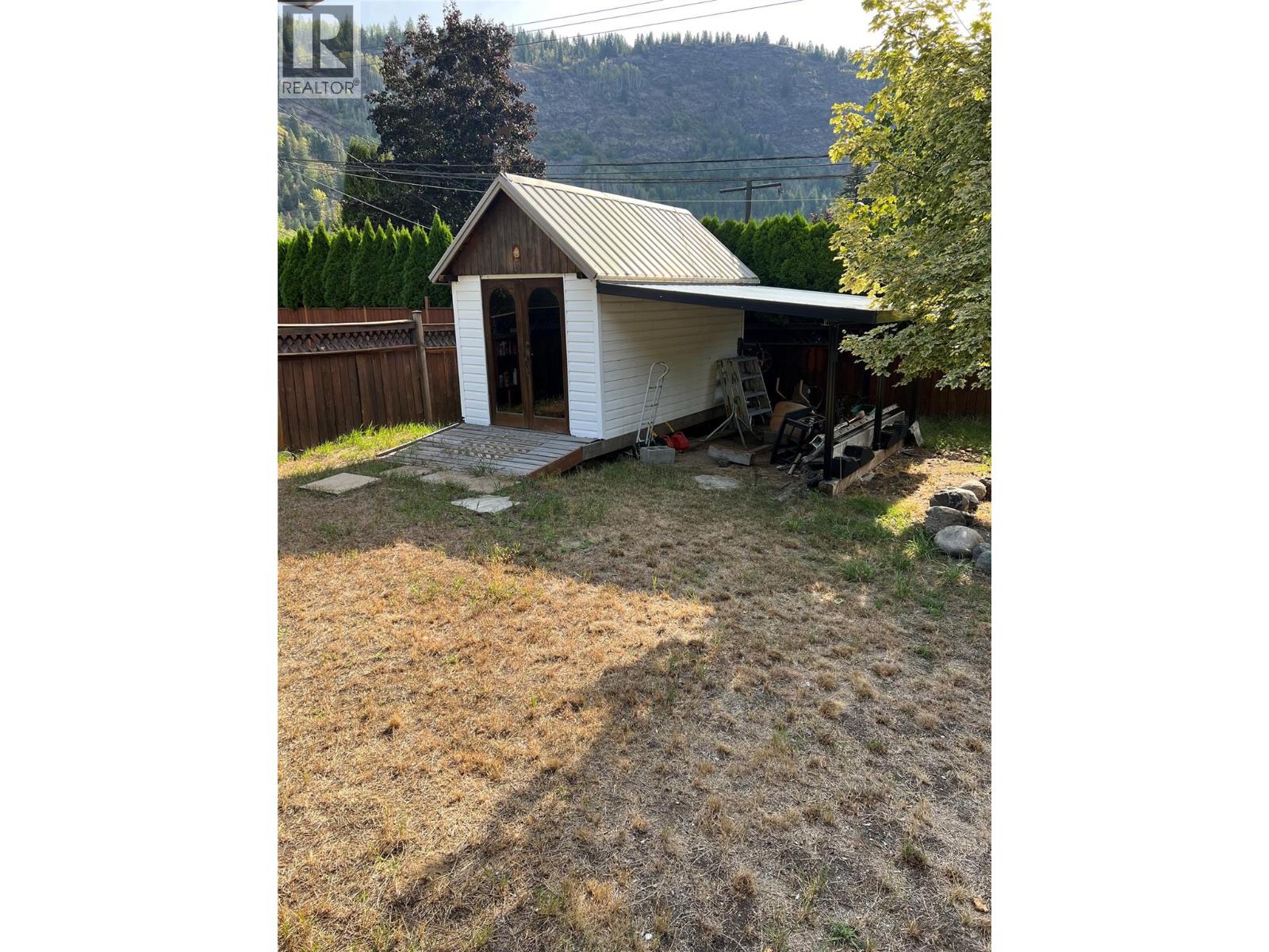 1116 Marianna Crescent, Trail