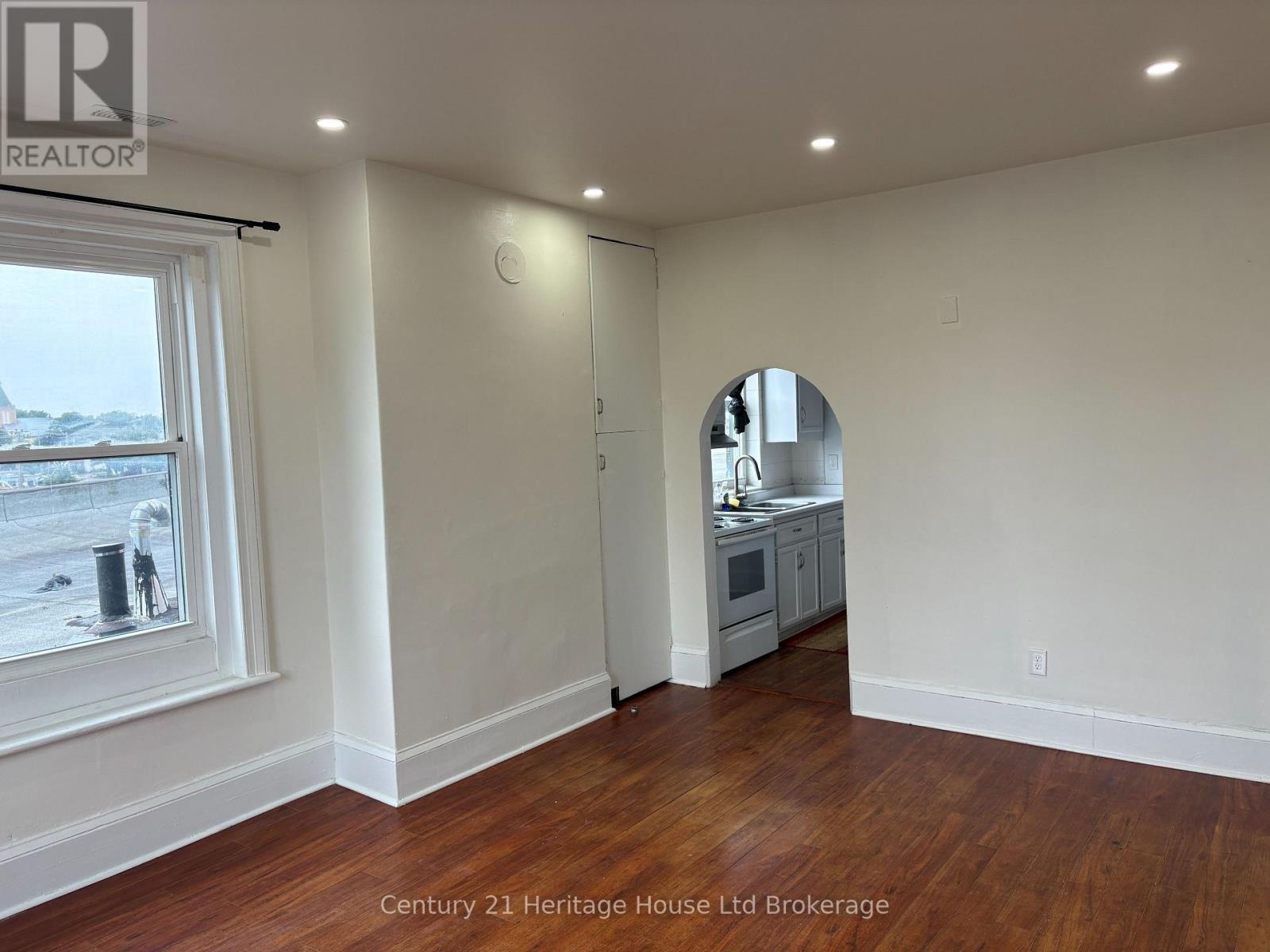 2 - 694 DUNDAS STREET, Woodstock (Woodstock - South) — photo 4