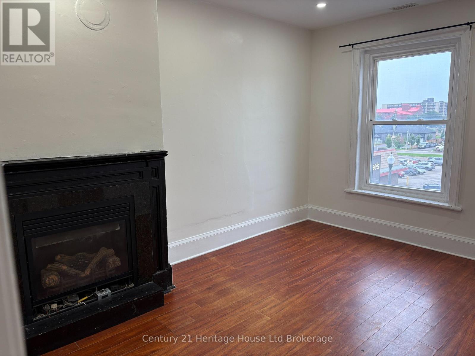 2 - 694 DUNDAS STREET, Woodstock (Woodstock - South) — photo 5