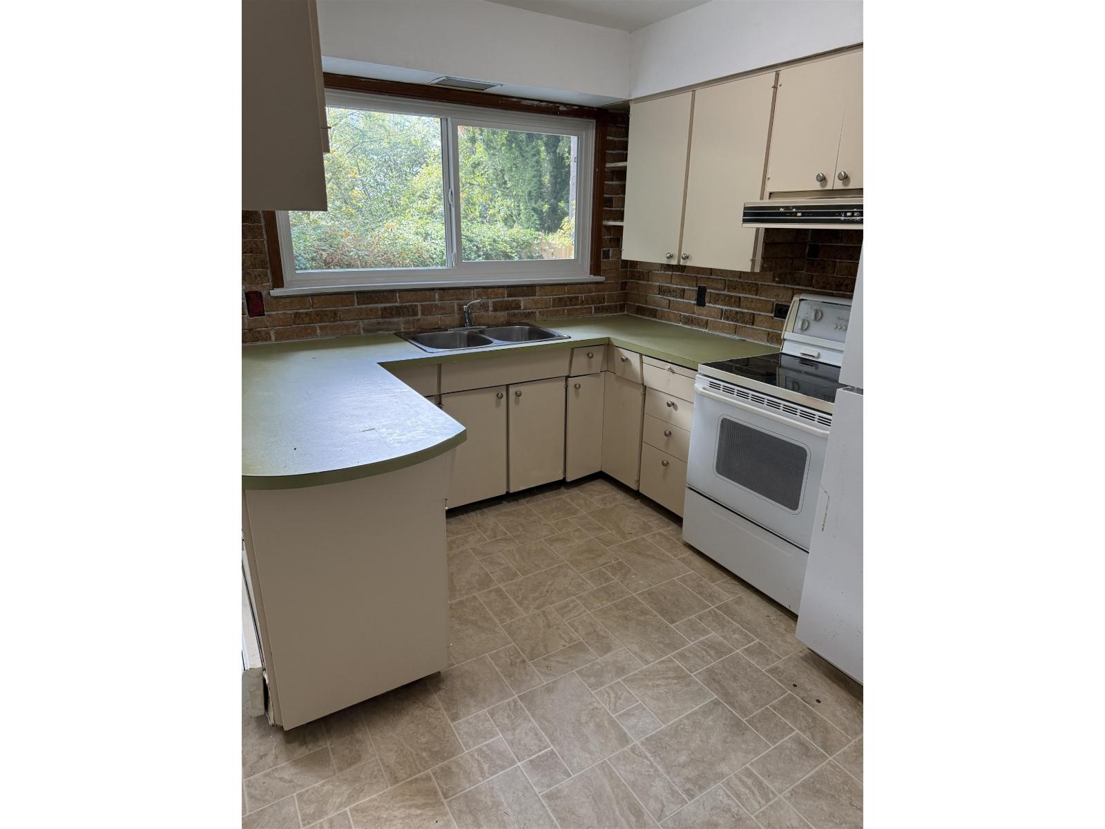 12137 NEW MCLELLAN ROAD, Surrey — photo 2