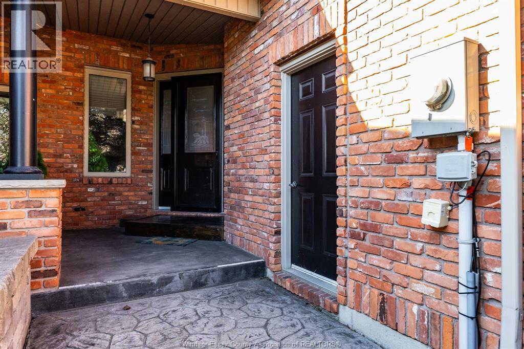 10 Babkirk LANE - 41
