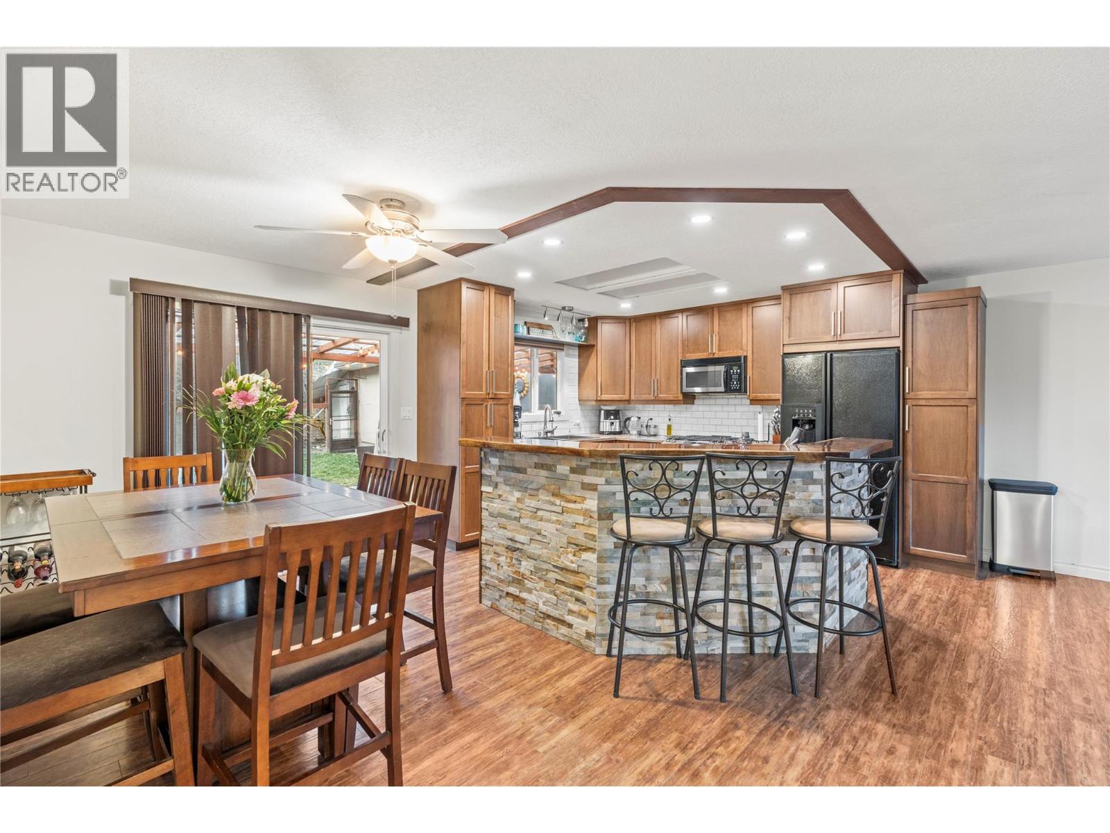 1718 Grandview Avenue, Lumby — photo 3