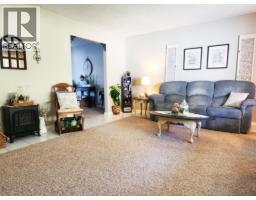 Living room - 275 10th Avenue, Montrose, BC V0G1P0 Photo 6
