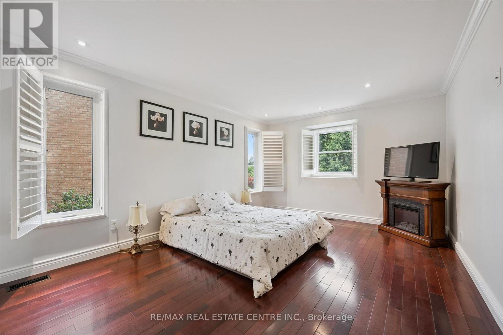 21 TINATAWA COURT - Image 14