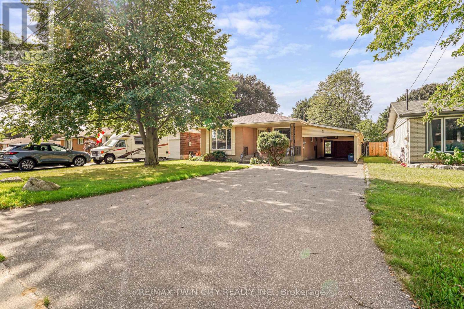 4 WADDINGTON STREET, Brantford — photo 2