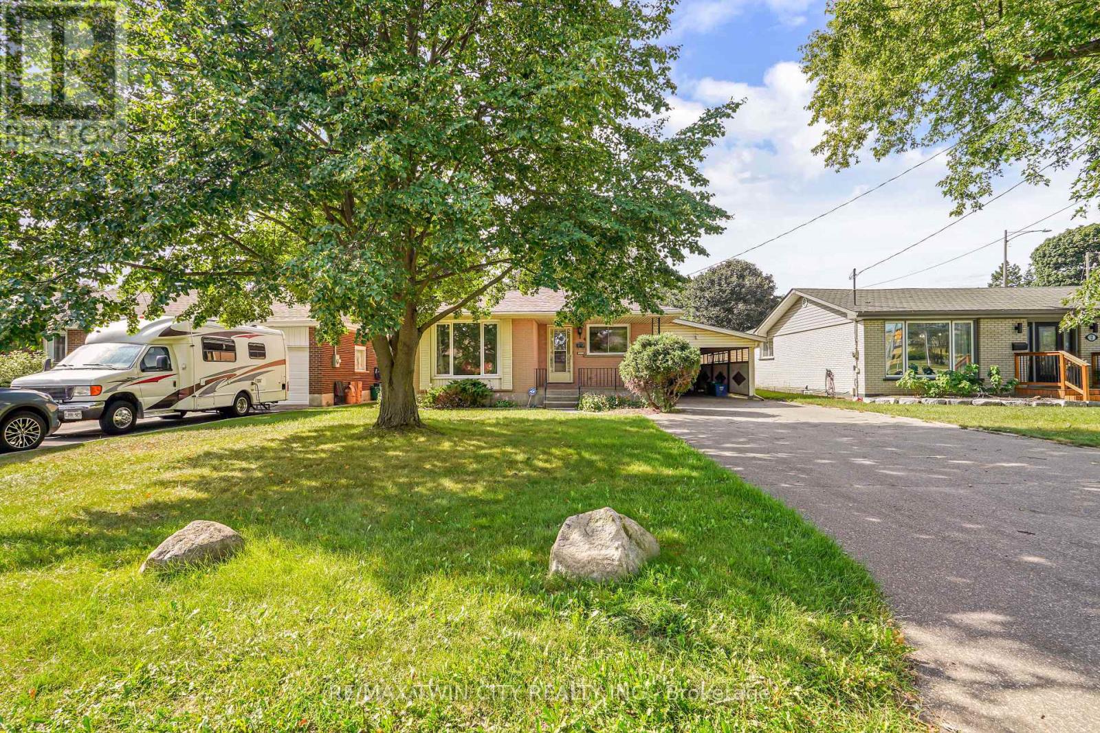 4 WADDINGTON STREET, Brantford — photo 3