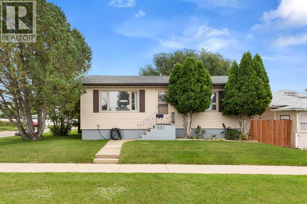 601 3 Street SE, Redcliff — photo 1