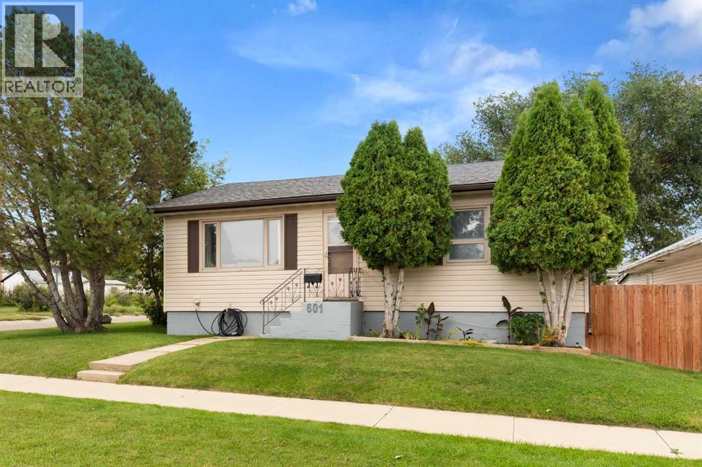 601 3 Street SE, Redcliff — photo 2