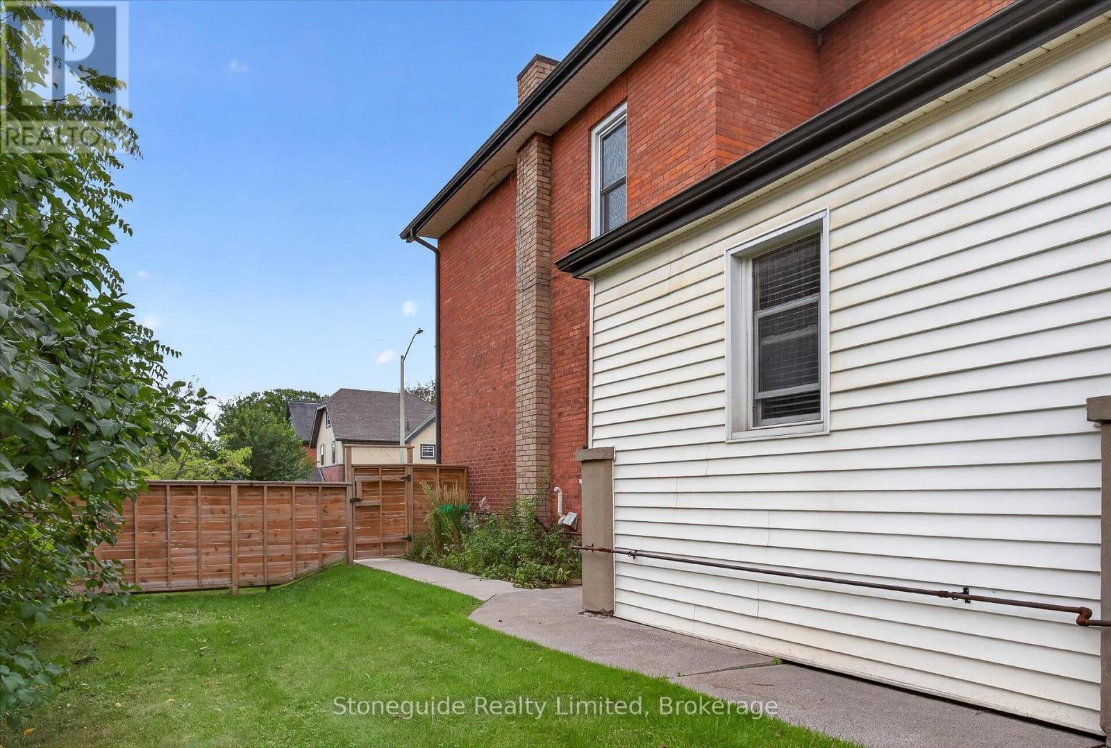 540 CHARLOTTE STREET, Peterborough (Town Ward 3) — photo 2