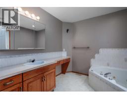 Family room - 5212 43 Avenue, Camrose, AB T4V0A2 Photo 12