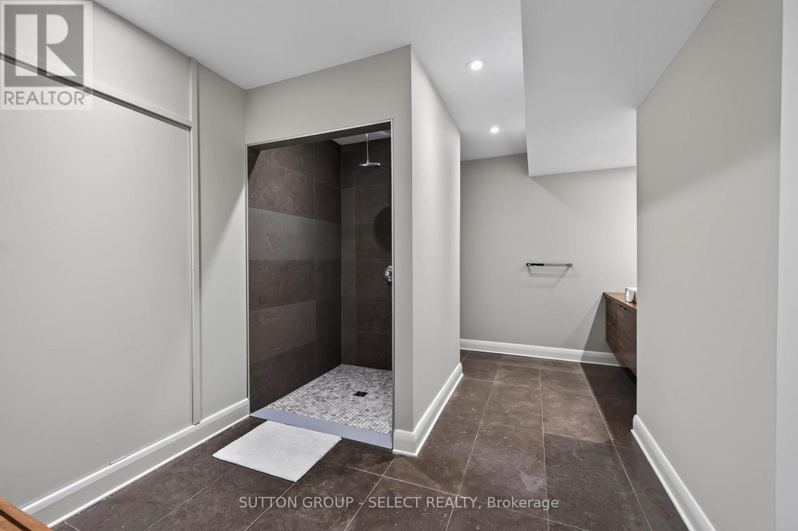 #6 756 RIVERSIDE DRIVE - Image 32