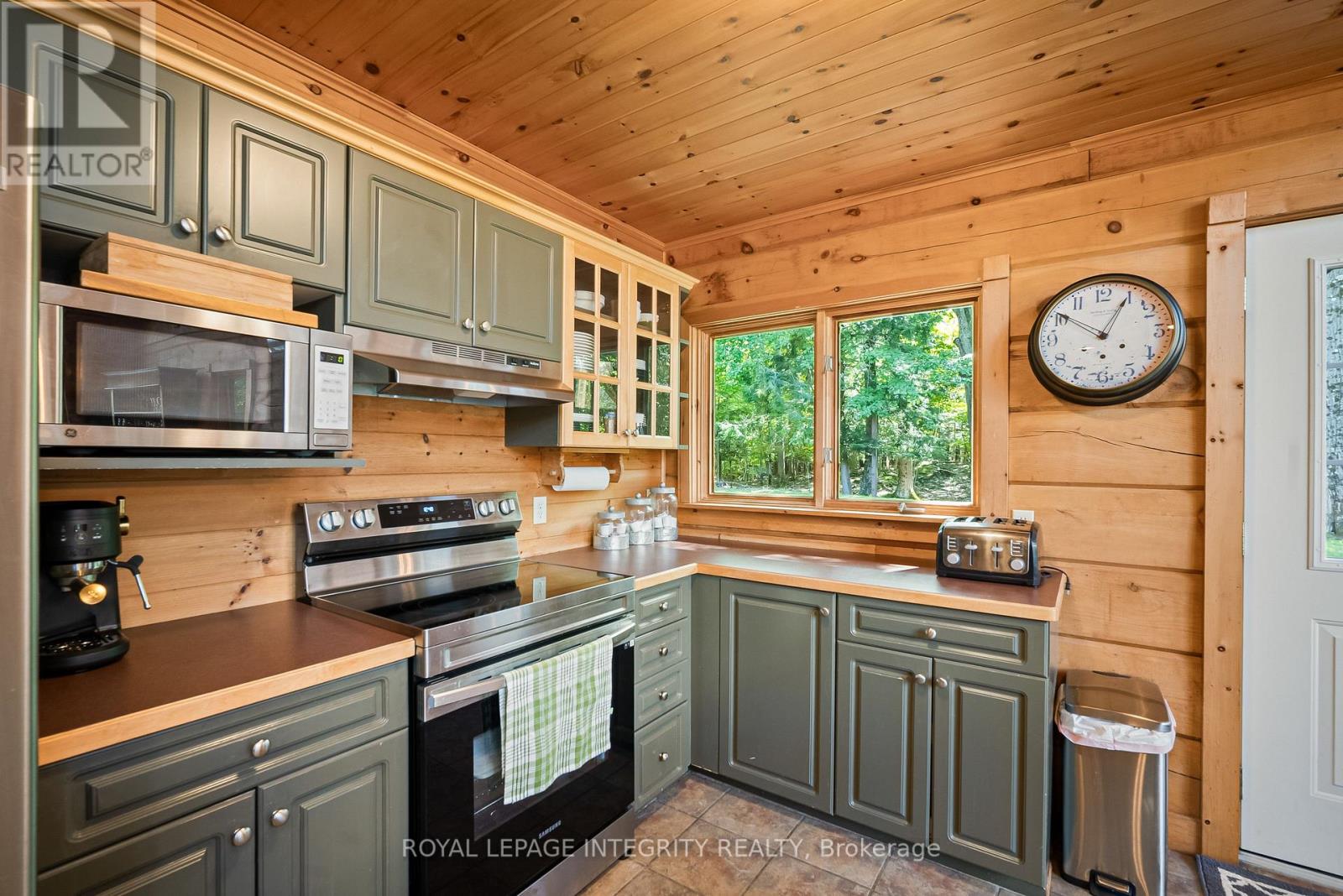 26 WALLACE ISLAND - Image 18