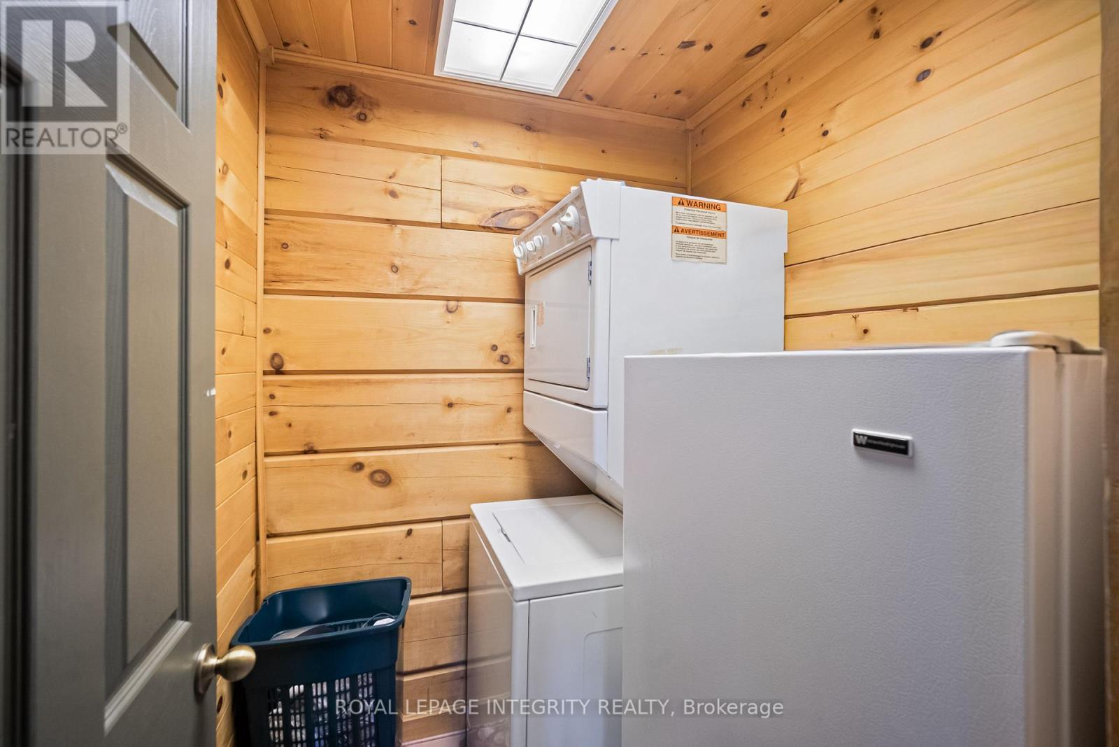 26 WALLACE ISLAND - 33