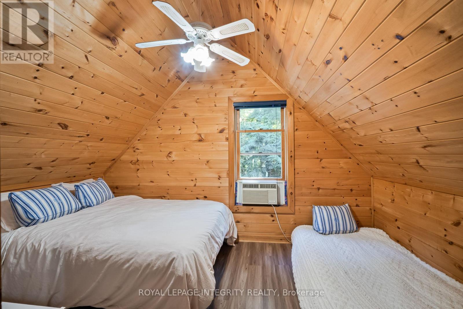 26 WALLACE ISLAND - Image 44