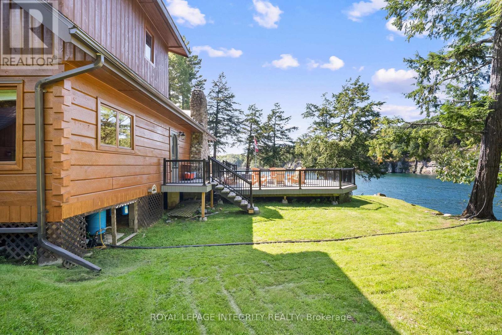 26 WALLACE ISLAND - Image 47