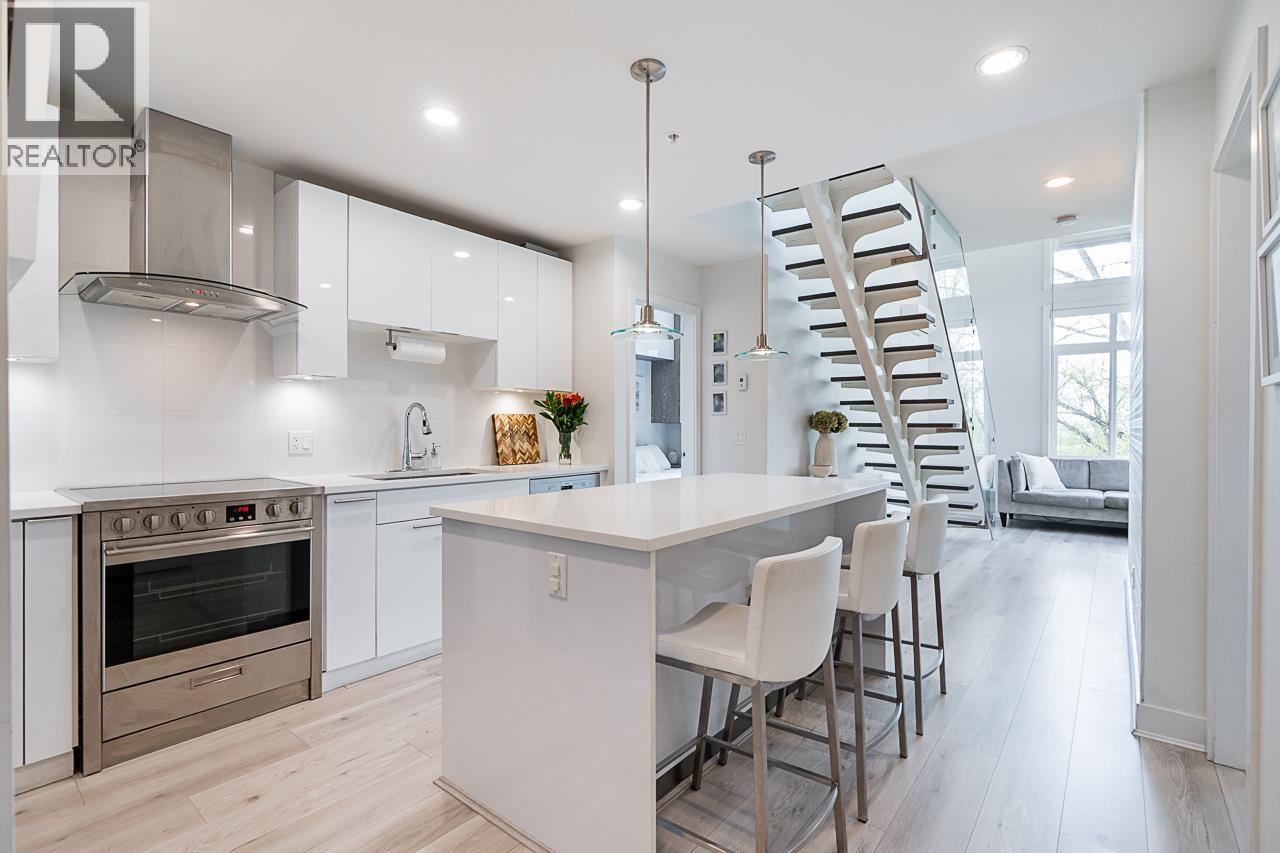 606 733 W 3RD STREET, North Vancouver — photo 4