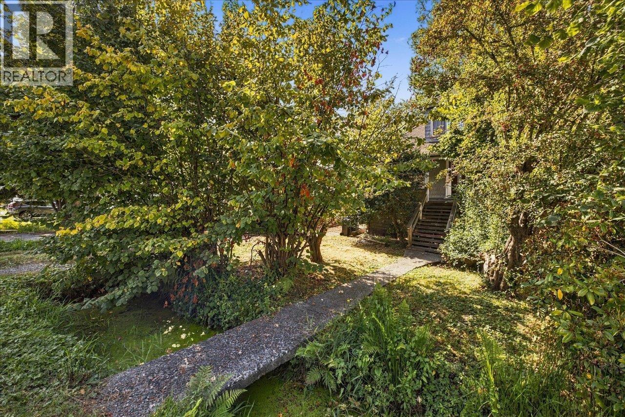 242 N BOYNE STREET, New Westminster — photo 2