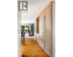 3656 Cadboro Bay Rd, Oak Bay, BC V8R5K8 Photo 17