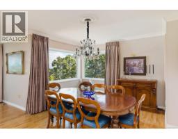 3656 Cadboro Bay Rd, Oak Bay, BC V8R5K8 Photo 18