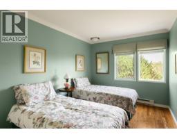 3656 Cadboro Bay Rd, Oak Bay, BC V8R5K8 Photo 30