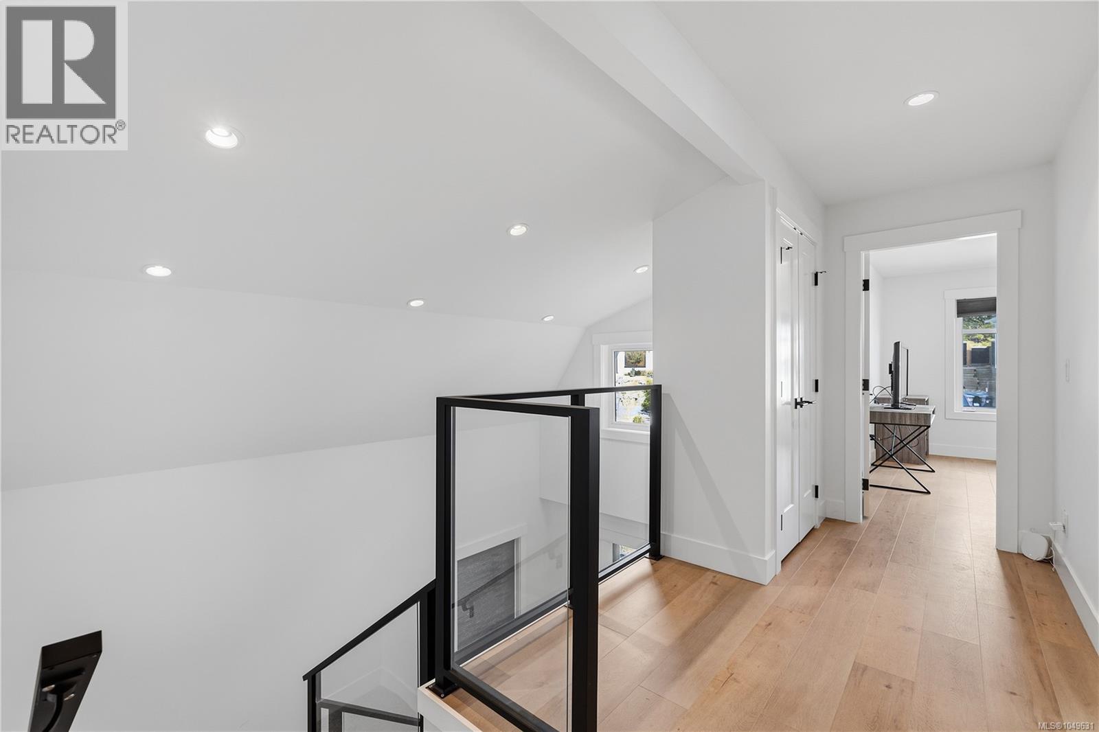 230 Golden Oaks Cres - 21
