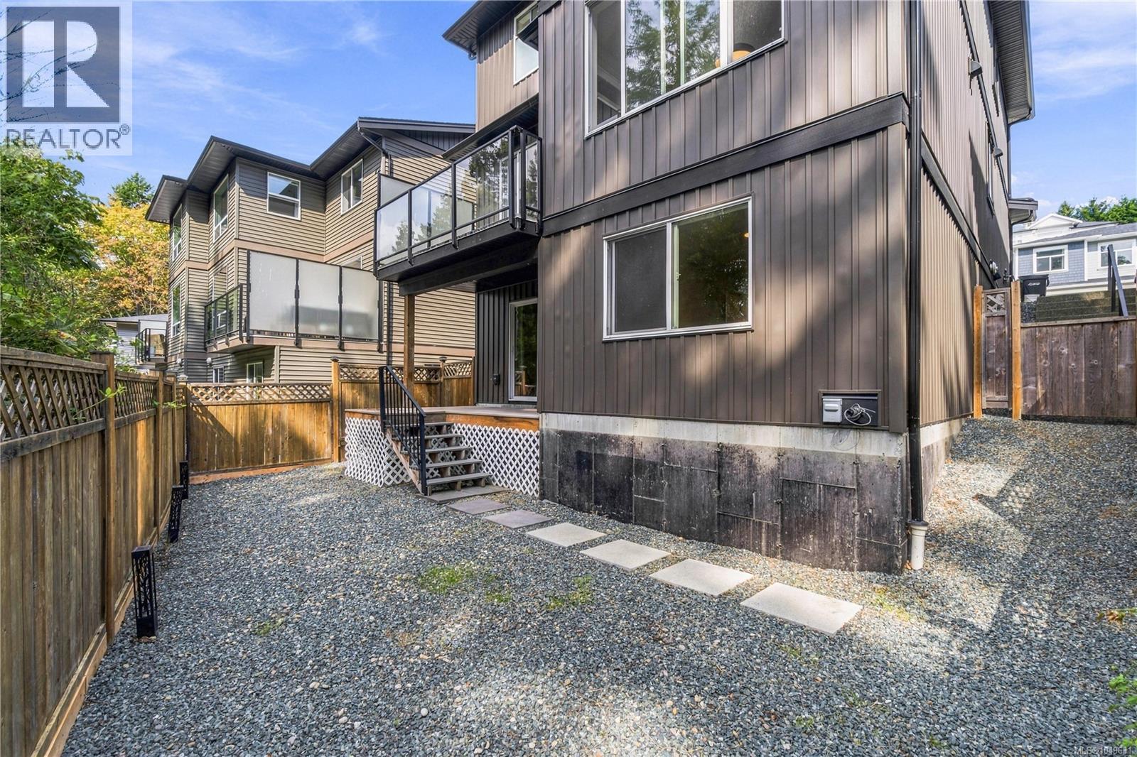 230 Golden Oaks Cres - 32
