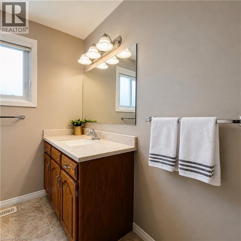 4 Bed, 2 Bath House for Rent in London – 456 BELVEDERE Avenue, London - Image 15