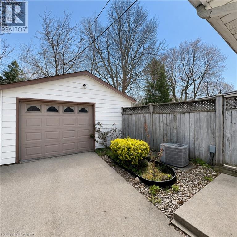4 Bed, 2 Bath House for Rent in London – 456 BELVEDERE Avenue, London - Image 5