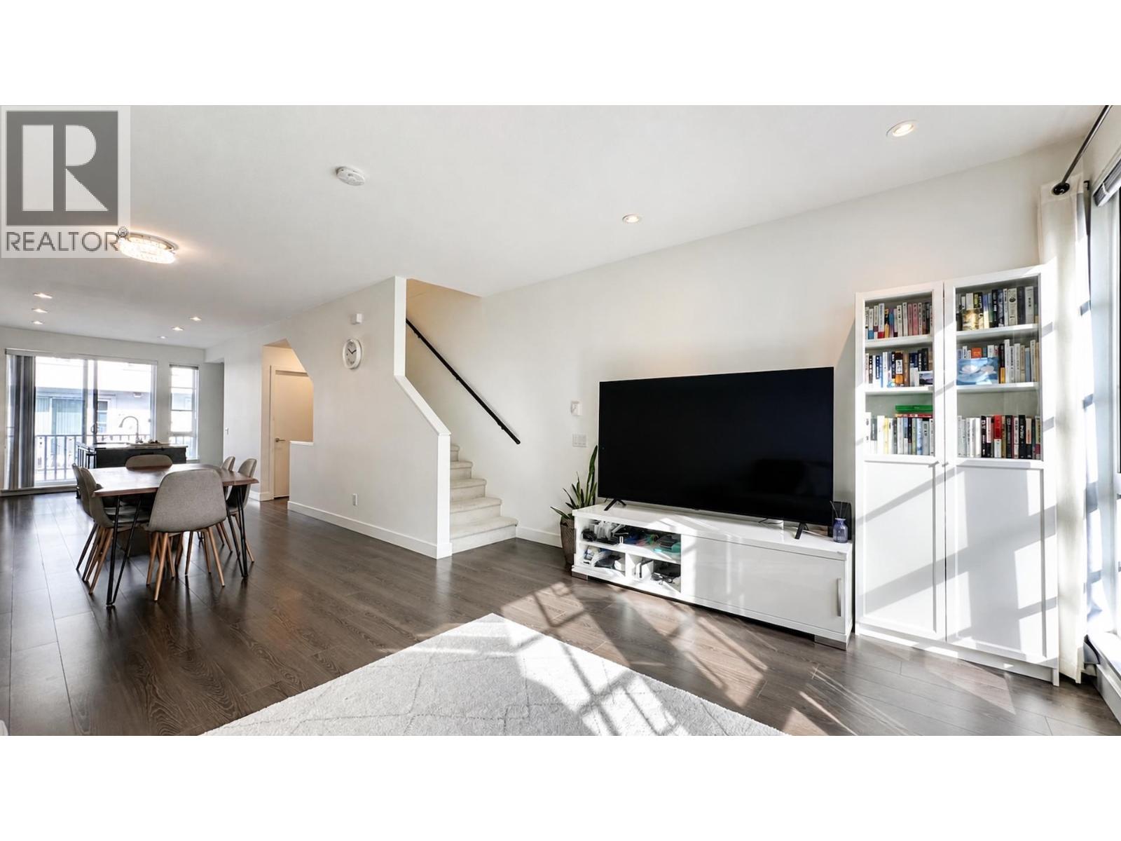 134 528 FOSTER AVENUE, Coquitlam