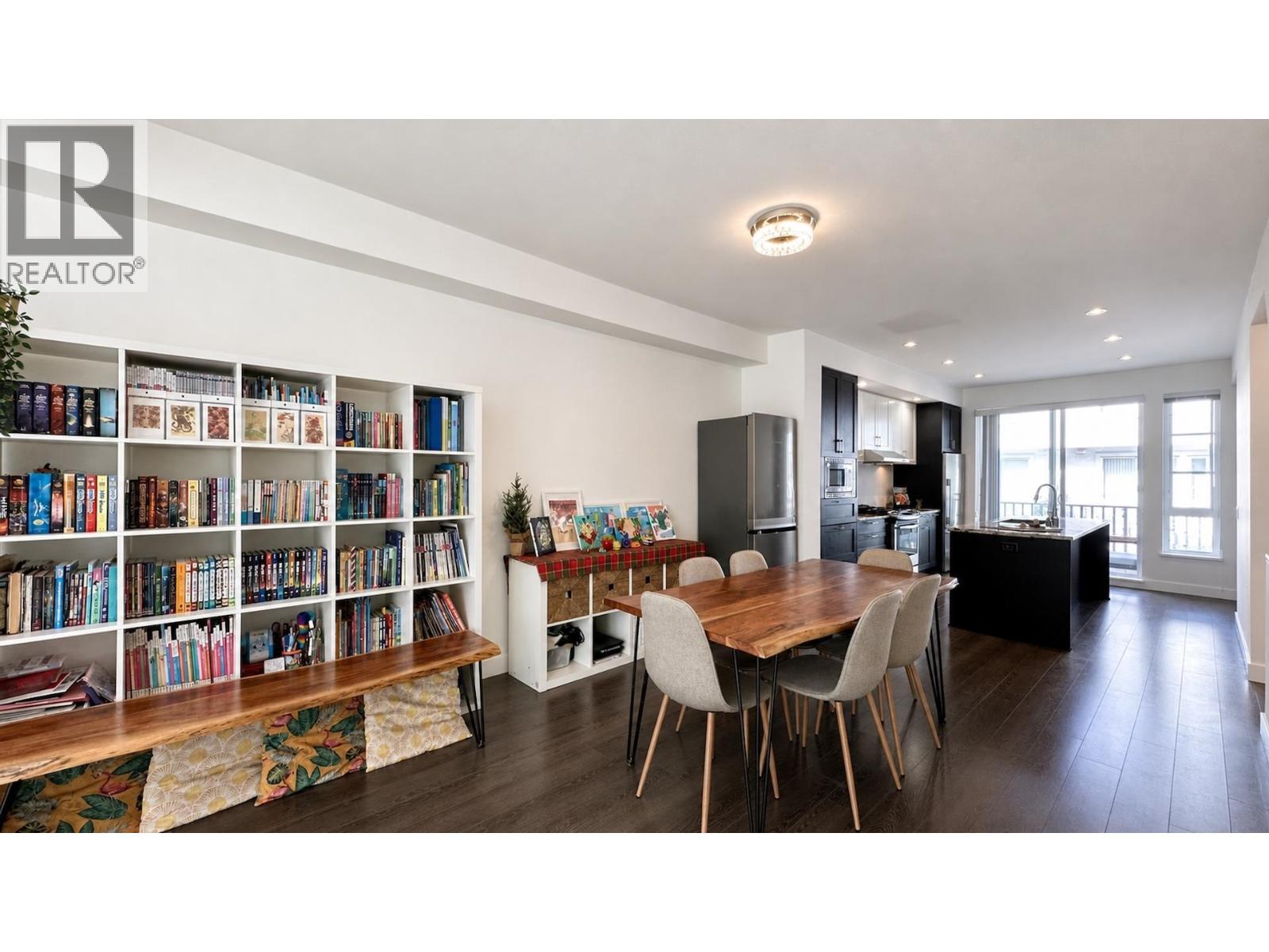 134 528 FOSTER AVENUE, Coquitlam
