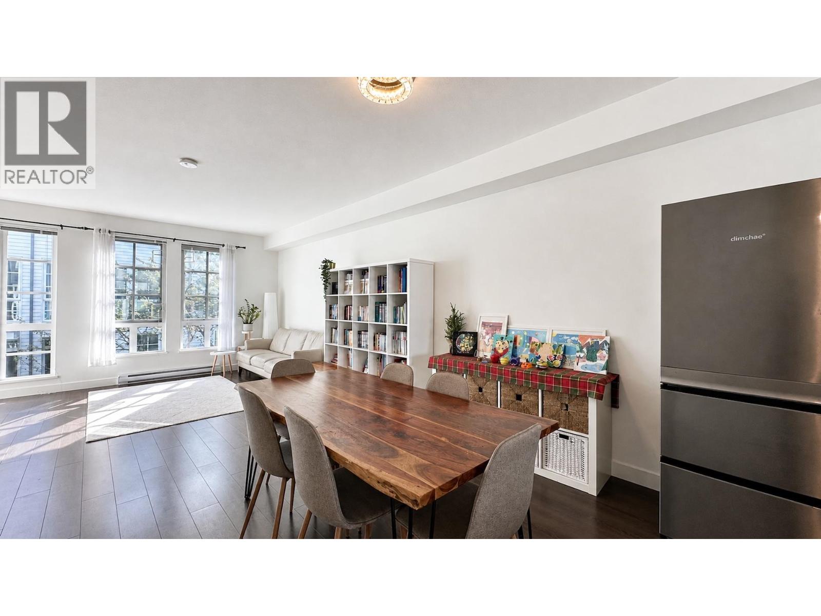 134 528 FOSTER AVENUE, Coquitlam