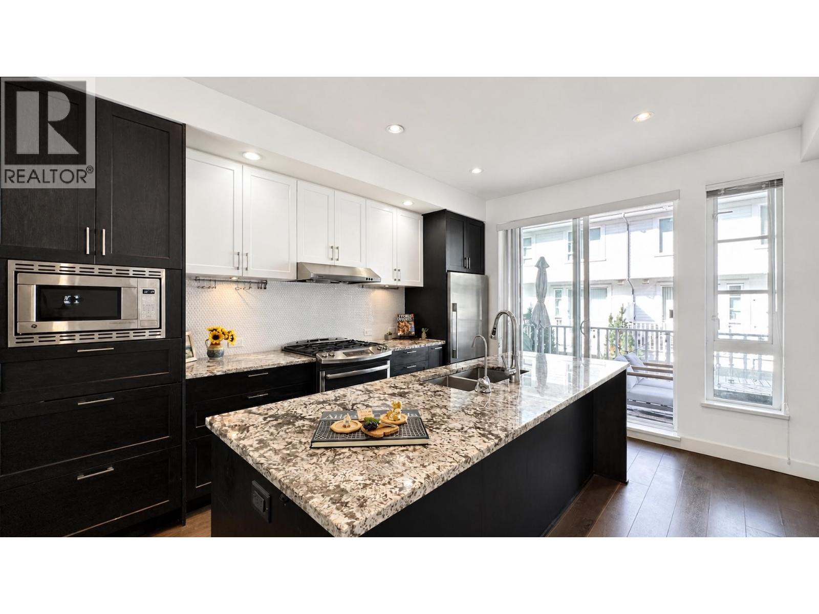 134 528 FOSTER AVENUE, Coquitlam