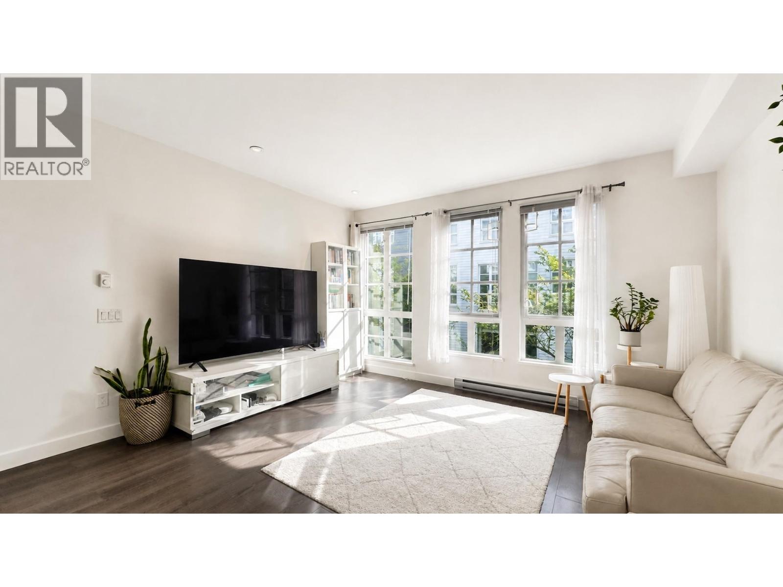 134 528 FOSTER AVENUE, Coquitlam