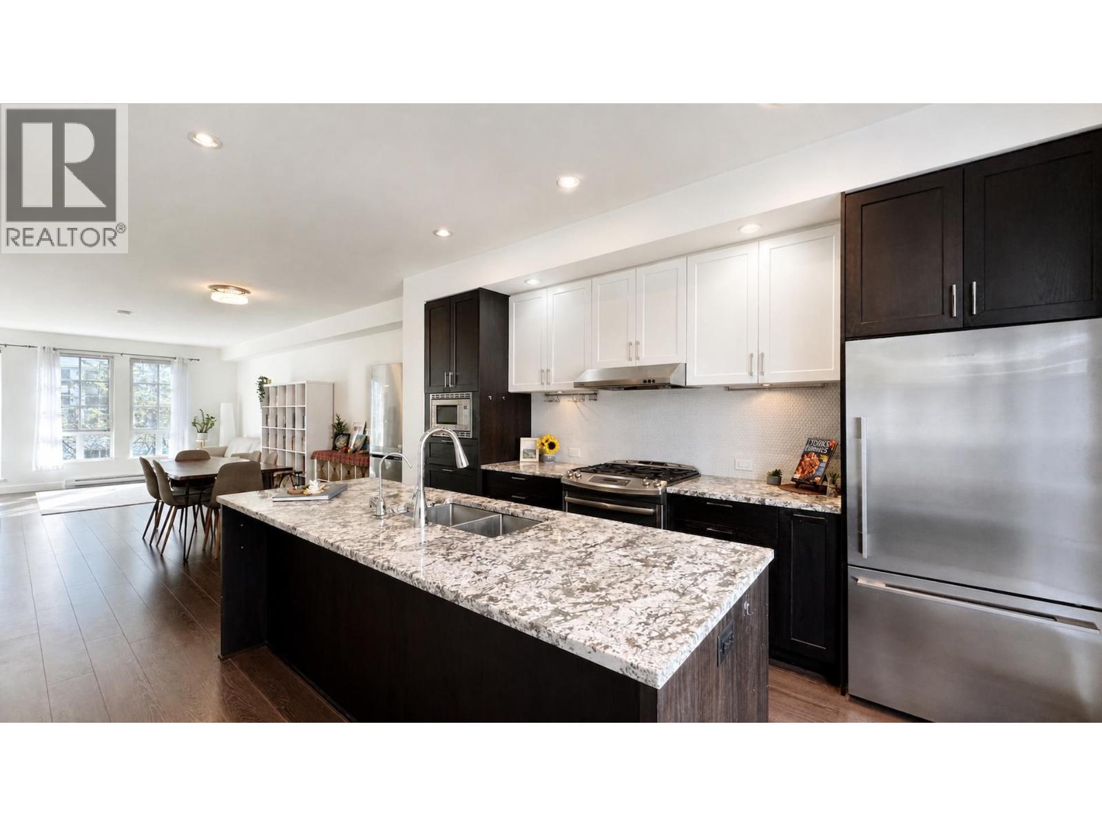 134 528 FOSTER AVENUE, Coquitlam
