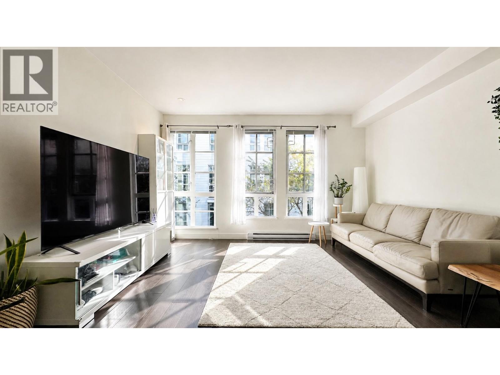 134 528 FOSTER AVENUE, Coquitlam