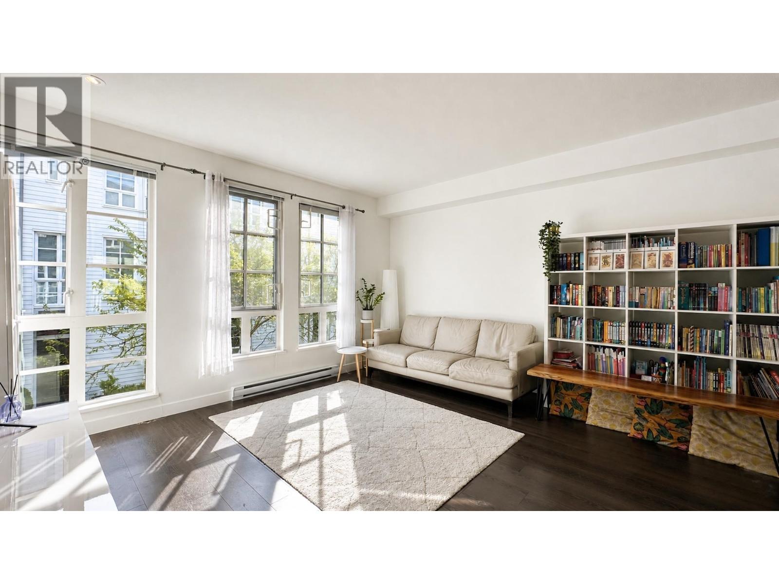 134 528 FOSTER AVENUE, Coquitlam