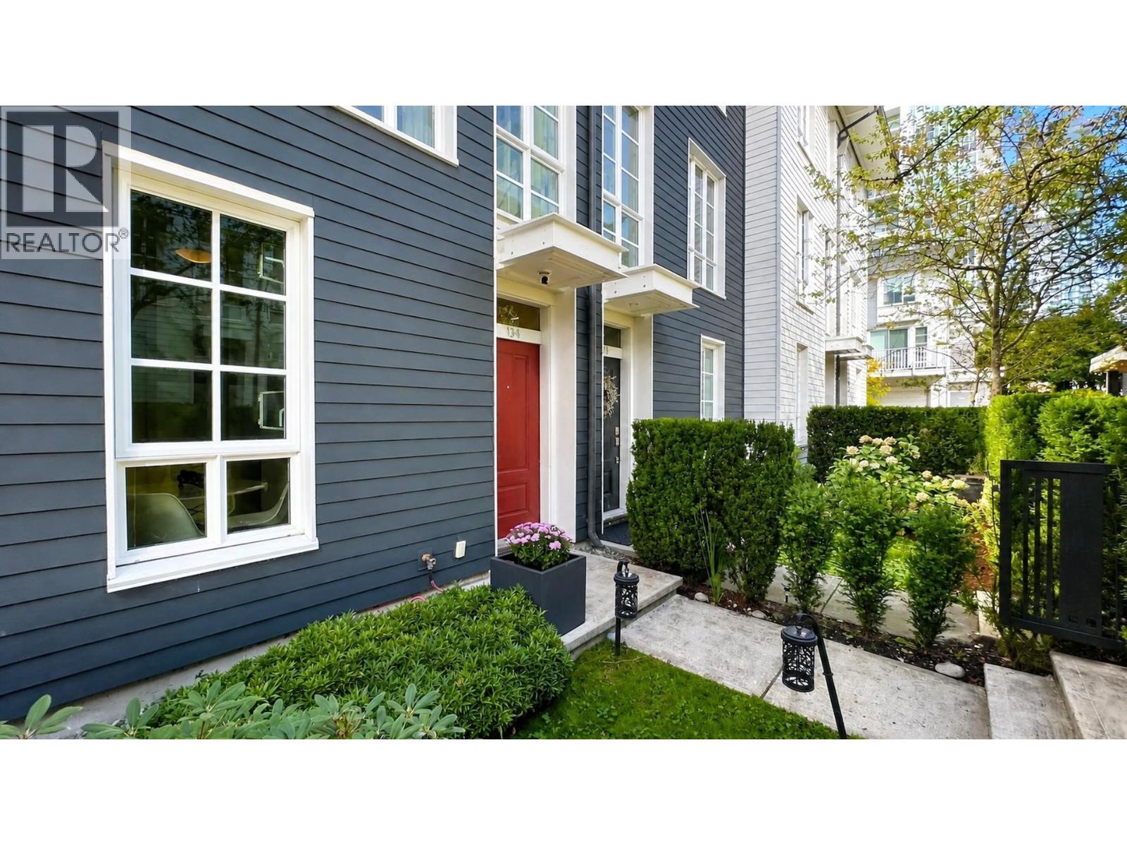 134 528 FOSTER AVENUE, Coquitlam
