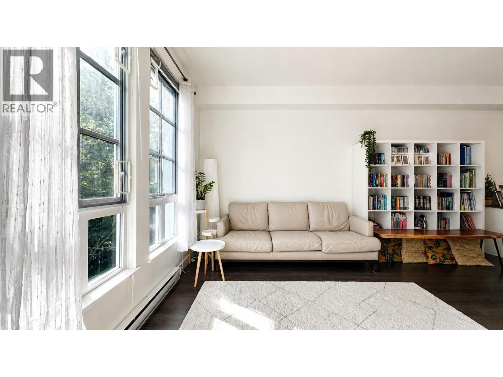 134 528 FOSTER AVENUE, Coquitlam