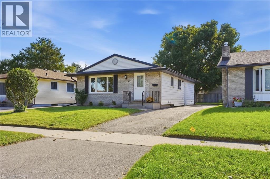 27 APPALACHIAN Crescent, Kitchener — photo 2