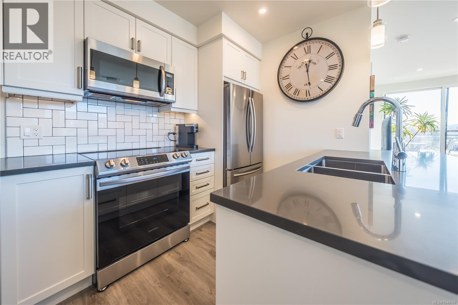#407 119 Haliburton St - 32
