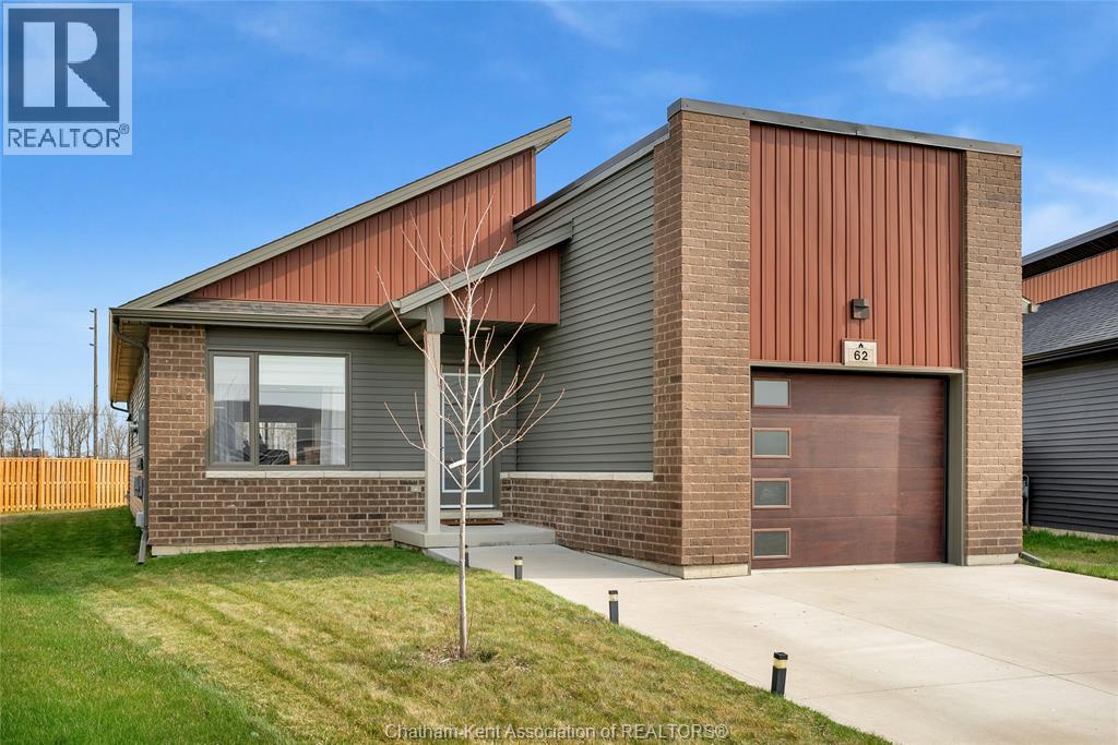 62 MOONSTONE CRESCENT - 1