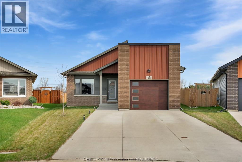 62 MOONSTONE CRESCENT, Chatham — photo 2