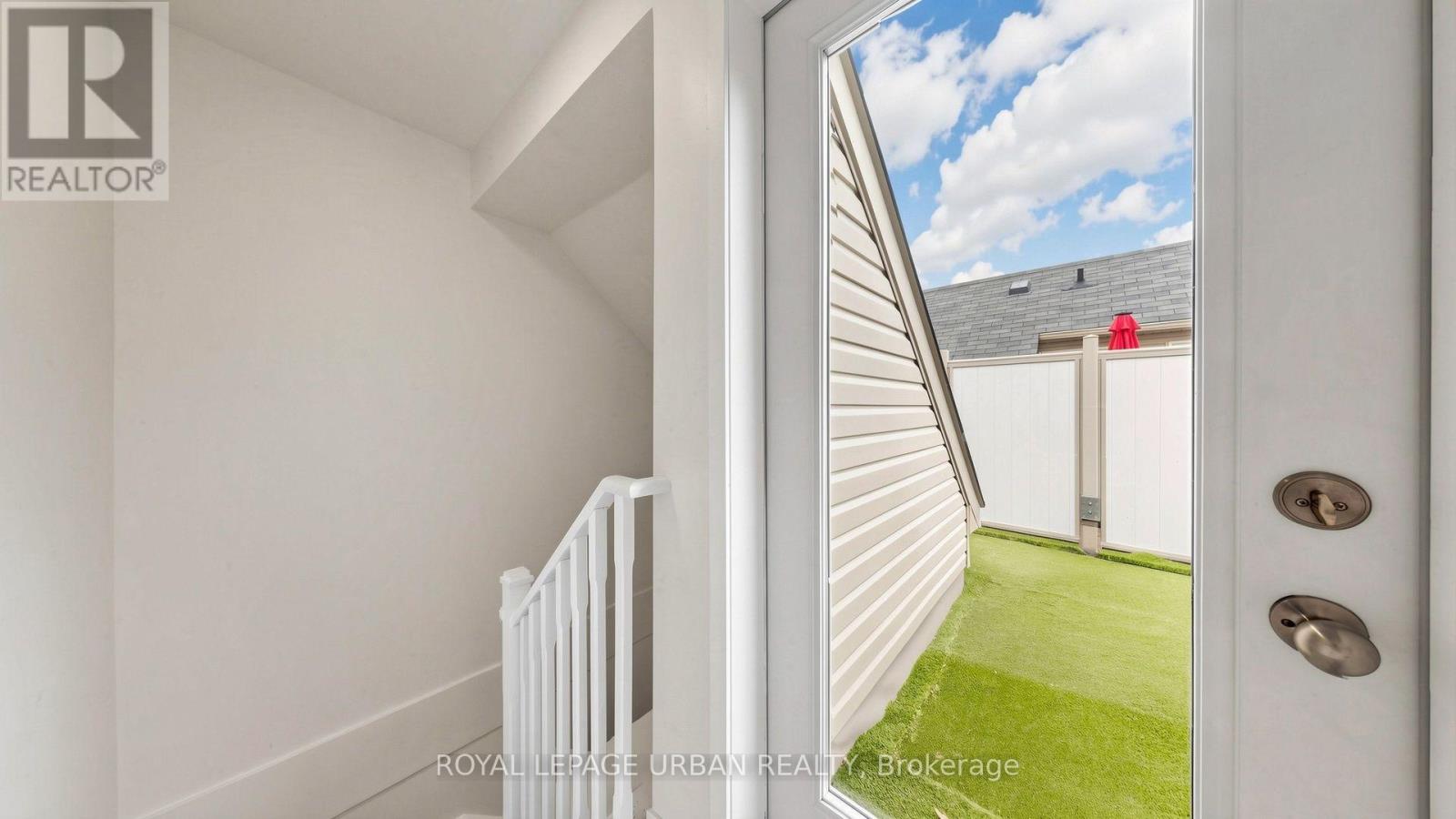#2 76 MUNRO STREET - 27