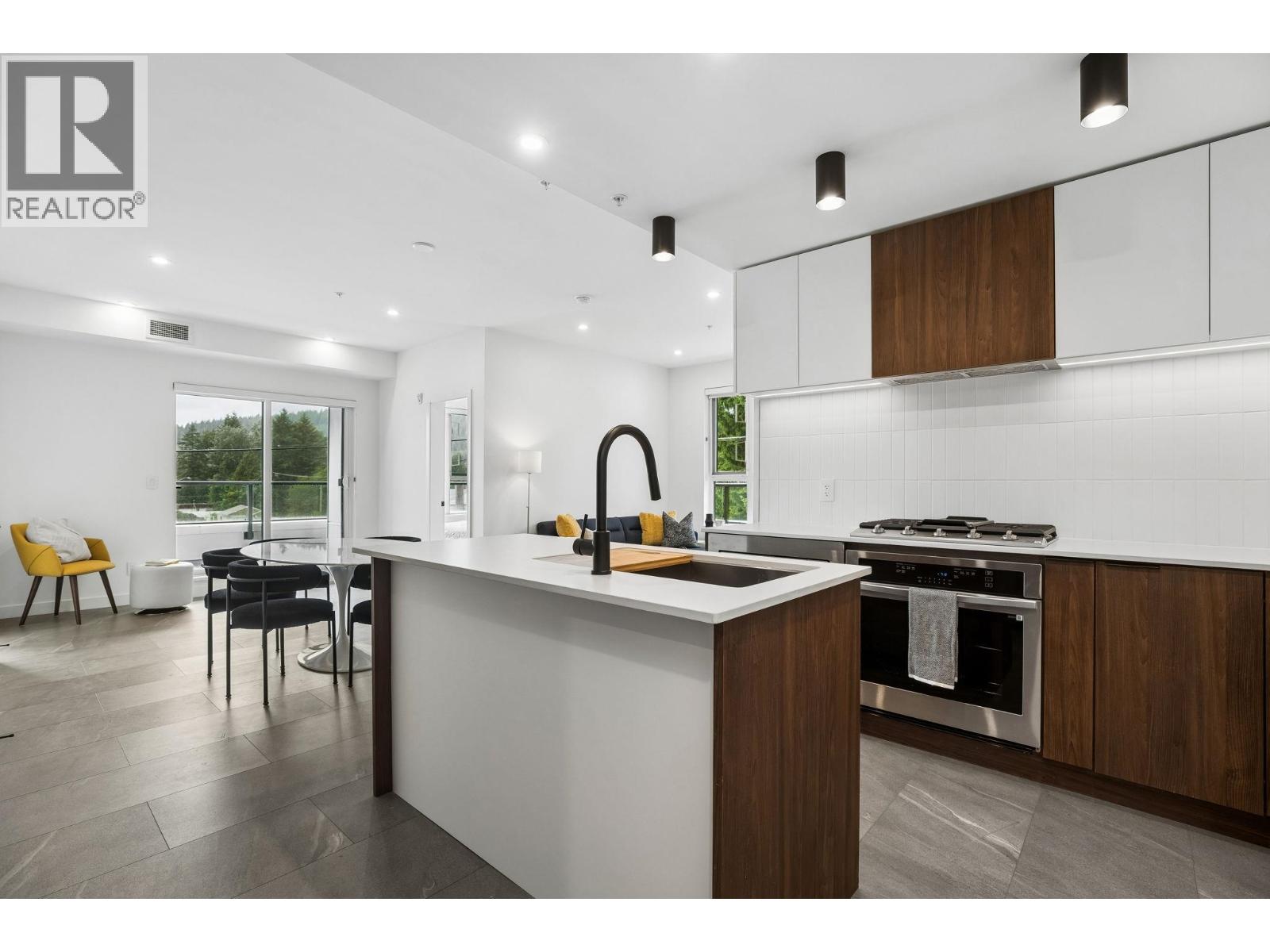 206 623 KEMSLEY AVENUE, Coquitlam — photo 2