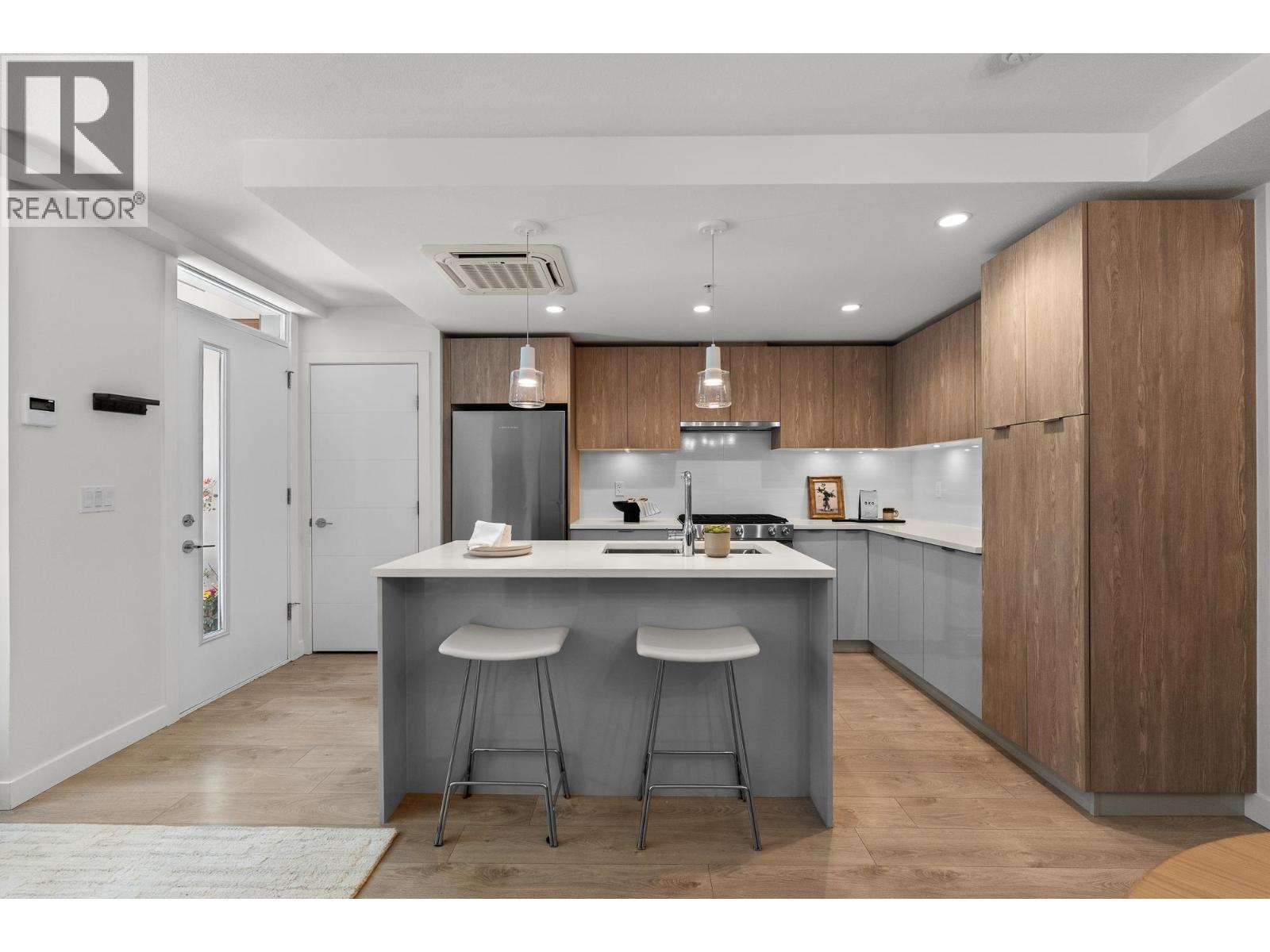 TH3 108 E 8TH STREET, North Vancouver — photo 1