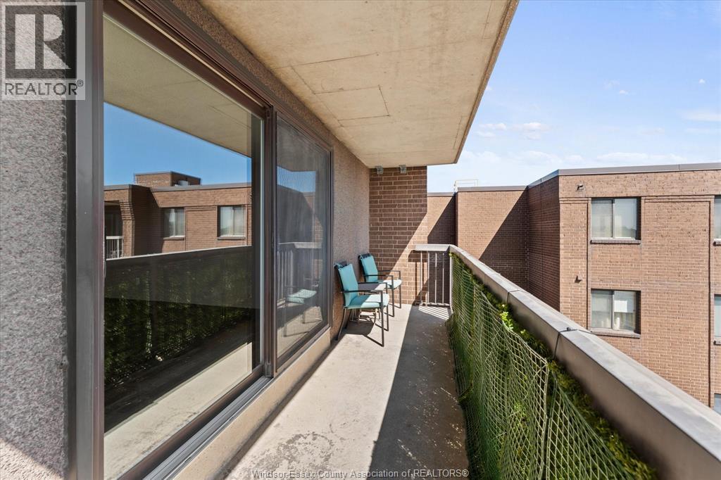 #509 3936 WYANDOTTE STREET East - Image 16